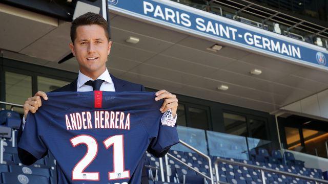 Ande Herrera posa en el Parque de los Príncipes en su presentación como jugador del PSG (Foto: Paris Saint Germain).