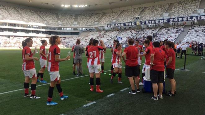 El Athletic Club Femenino se refresca en el Matmut Atlantique de Burdeos en la pretemporada.
