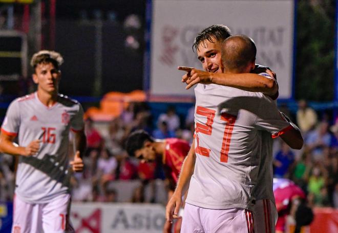 Ismael Casas (de espalda) celebra un gol con un compañero.