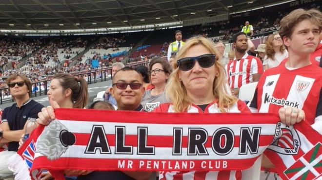La Peña Mr Pentland del Athletic Club que preside Gaizka Atxa dejó su sello en el London Stadium.