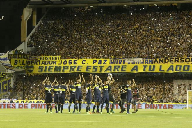 La pasión del fútbol: los jugadores del Boca Juniors saludan a su afición en la mítica Bombonera.