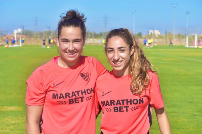 Cata Coll, junto a Olga Carmona en su primer entrenamiento en el Sevilla.