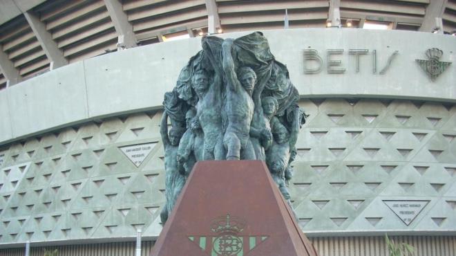 Imagen del monumento a la afición en el Benito Villamarín (foto: RBB).