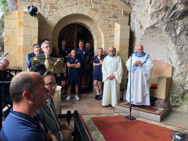 Un momento de la misa del Sporting en la Santa Cueva de la Virgen de Covadonga (Foto: Borja Fernández).