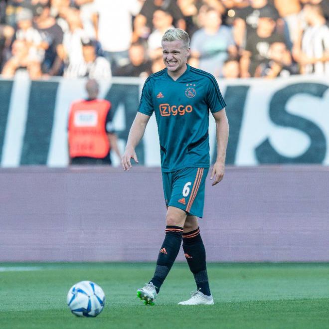 Van de Beek, durante el calentamiento ante el PAOK (Foto: Ajax).