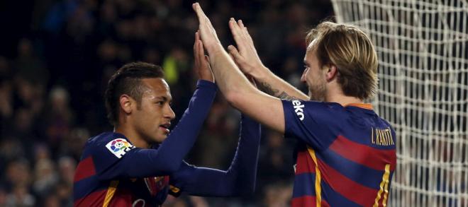 Rakitic y Neymar, celebrando un tanto (Foto: EFE).