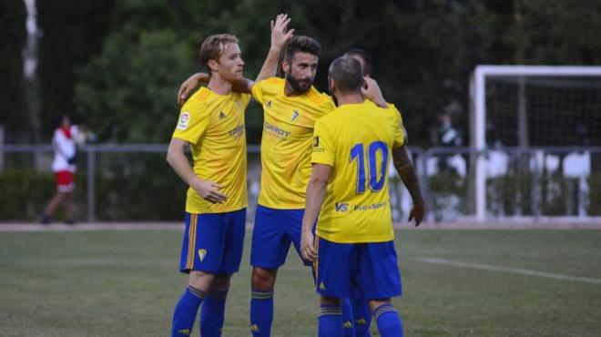 Álex Fernández, José Mari y Perea celebran el gol en el amistoso Cádiz-Al-Rayyan (Foto: CCF).