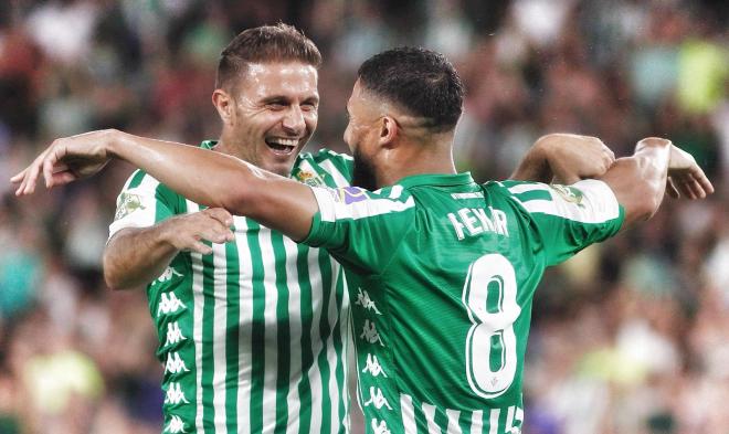 Fekir y Joaquín celebran el gol ante Las Palmas. (Foto: RBB).