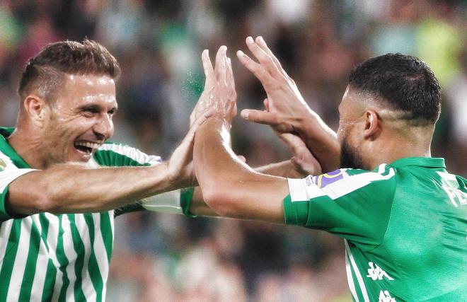 Nabil Fekir celebra un gol en pretemporada con Joaquín.