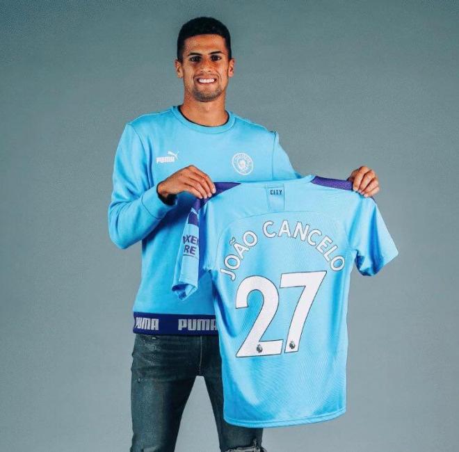 Cancelo posa con la camiseta del Manchester City (Foto: Manchester City).