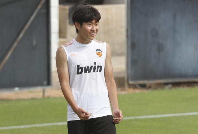 Kangin Lee en el entrenamiento del Valencia CF. (Foto: David González)