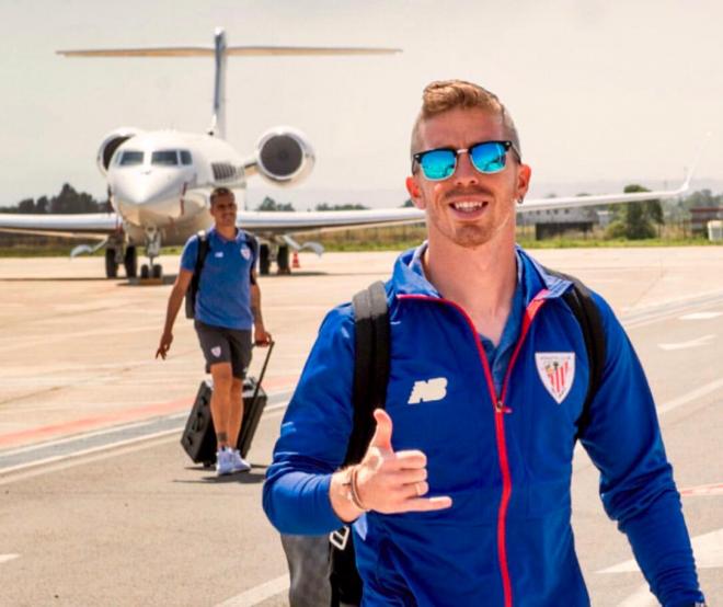 Iker Muniain saluda tras aterrizar en un viaje (Foto: Athletic Club).