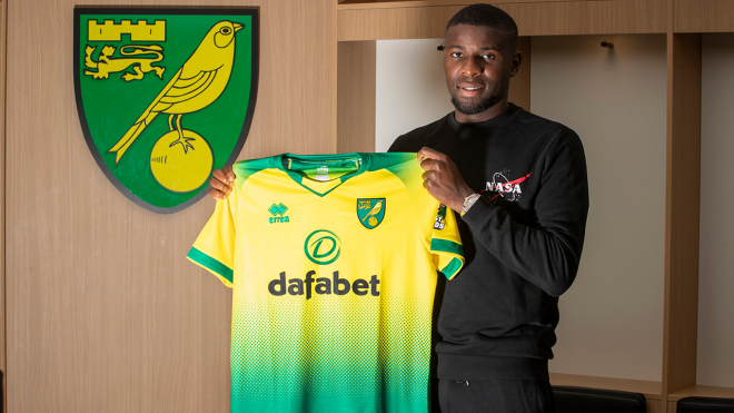Amadou, con la camiseta del Norwich City.