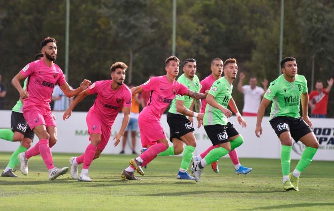 Los jugadores del Málaga buscan el remate en un córner.