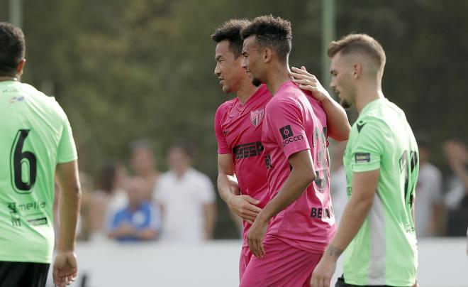 Okazaki e Hicham celebran el gol del marroquí (Foto: Málaga CF).