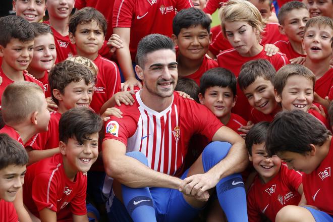 Borja López rodeado de niños en su presentación como sportinguista (Foto: Luis Manso).