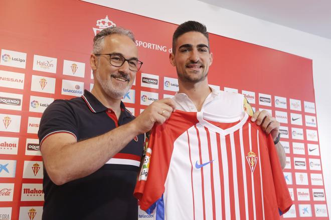 Borja López posa junto a Torrecilla como nuevo jugador del Sporting (Foto: Luis Manso).
