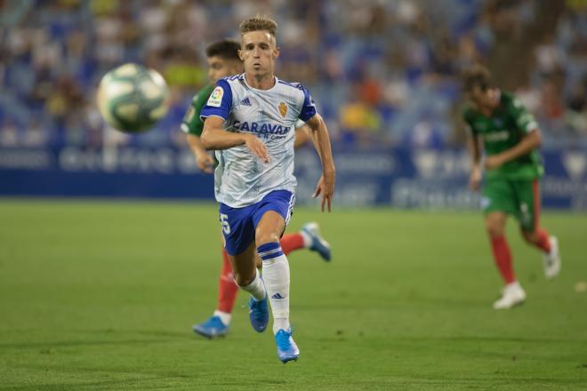 Álex Blanco corre tras el balón (Foto: Daniel Marzo).