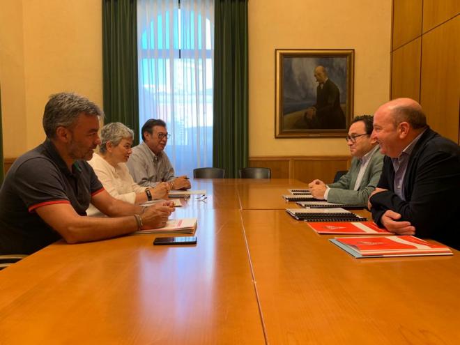 Reunión sobre el mantenimiento del estadio del Sporting de Gijón.