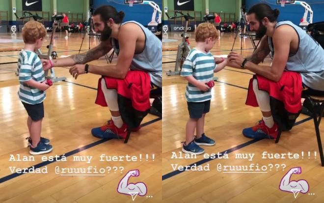 Alan, hijo de Rudy Fernández, juega con Ricky Rubio tras el entrenamiento de la selección (Fotos: @helenlindesgrif).