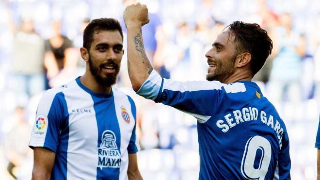 Sergio García celebra un gol junto a Borja Iglesias (Foto: EFE).