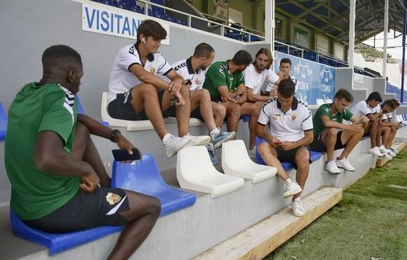 Andoni López junto a sus nuevos compañeros del Elche antes del amistoso ante el Levante (Foto: Elche CF).