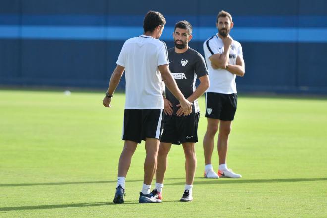 Michael Santos charla con Víctor en uno de sus últimos entrenamientos con el Málaga.