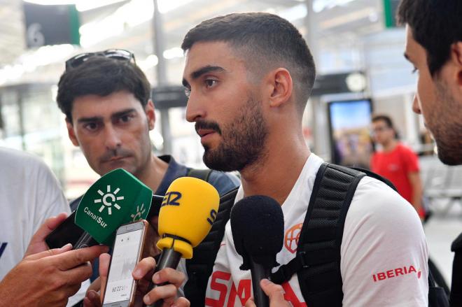 Jaime Fernández atiende a los medios a su llegada a Málaga con la Selección.