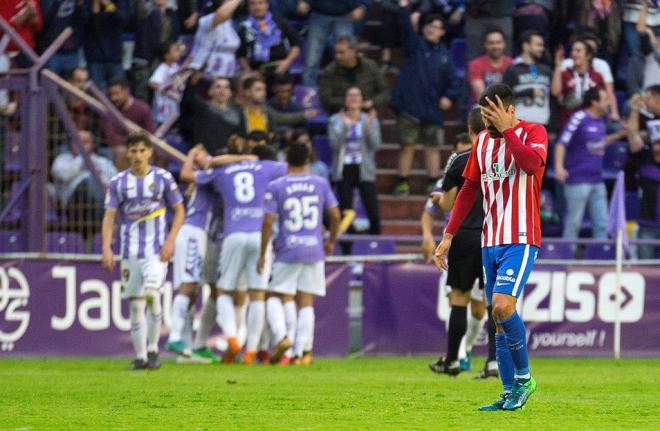 Los jugadores del Real Valladolid celebran un gol ante el Real Sporting (Foto: EFE).