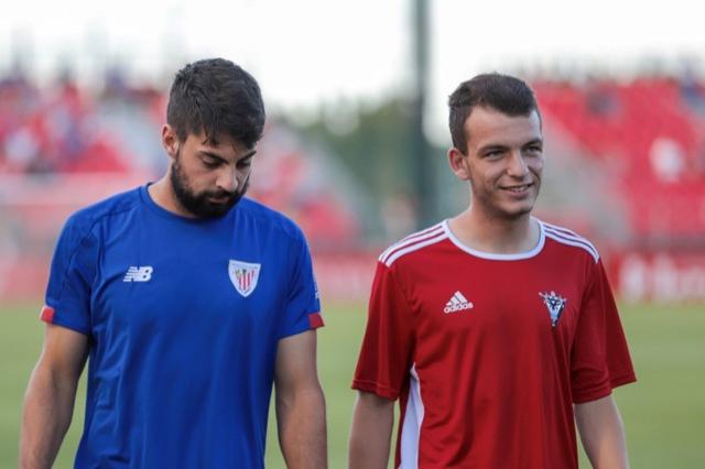 Asier Villalibre junto a Iñigo Vicente antes del amistoso de Miranda (Foto: Edu DF/ BLACKSWAN).