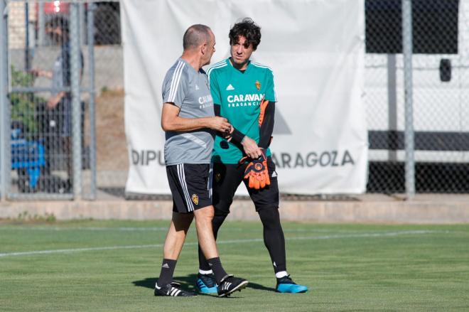 Cristian Álvarez conversa con Víctor Fernández en el entrenamiento del Real Zaragoza (Foto: Daniel Marzo).