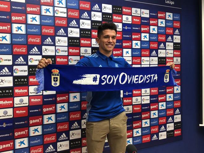 Juanjo Nieto posa como nuevo jugador del Real Oviedo (Foto: Borja Fernández).