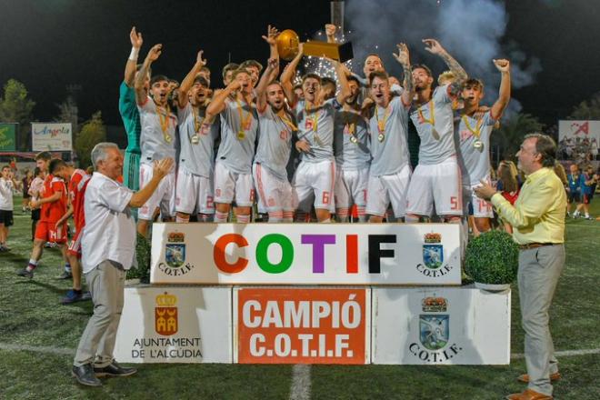 La selección española sub-20 alza el trofeo de campeón del COTIG. (Foto: COTIF)