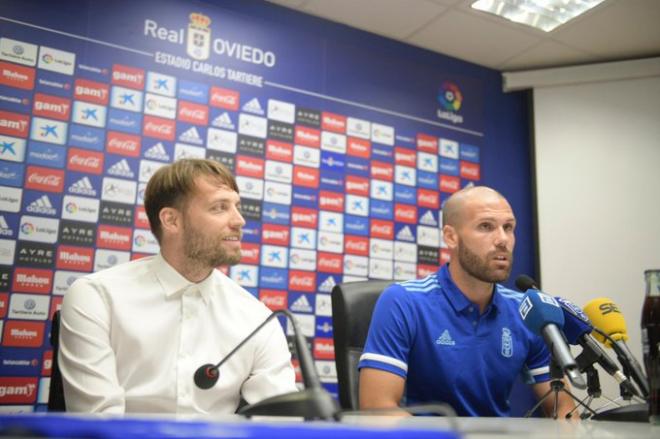 Michu y Ortuño, en la presentación del delantero como nuevo jugador del Oviedo (Foto: RO).