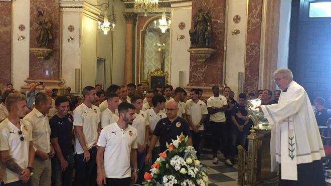 Carlos Soler completó la Ofrenda a la Virgen de los Desamparados con el resto del equipo.