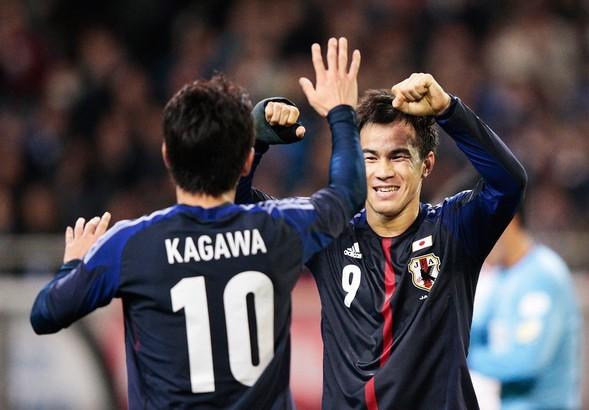 Okazaki y Kagawa celebran un gol con Japón.