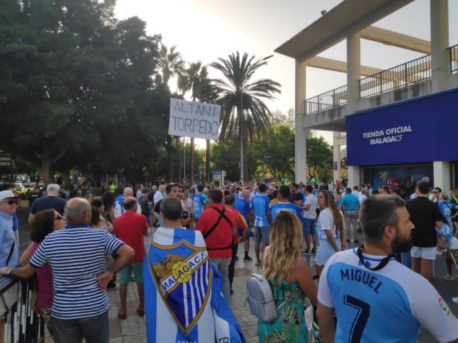 Aficionados del Málaga, en la protesta contra Al-Thani en los alrededores de La Rosaleda.