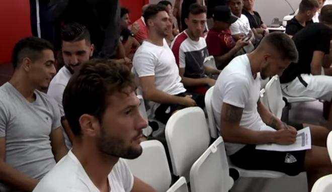 Los futbolistas del Sevilla durante la charla.
