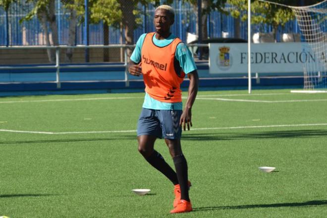 Sthepane Emaná en un entrenamiento con el CD Ebro. (@CD_Ebro)