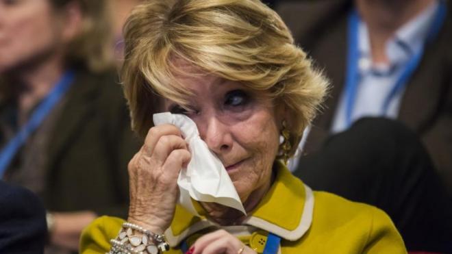 Esperanza Aguirre entre lágrimas antes de un discurso en un Congreso de los populares.