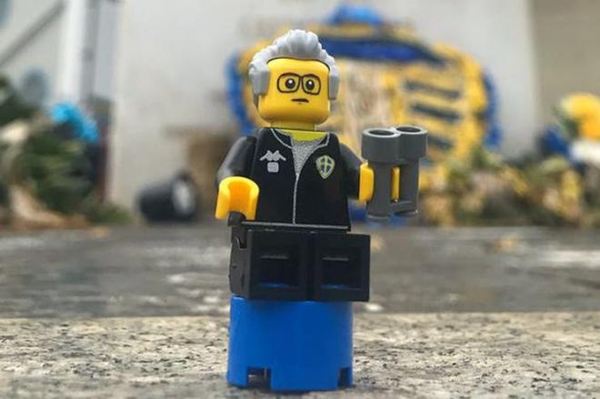 La figura de Lego de Marcelo Bielsa espía que causa furor entre los hinchas del Leeds United.