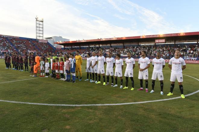 Extremadura  y Sevilla, en el inicio del partido.