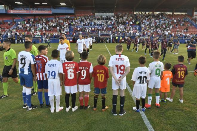 Niños con la camiseta de Reyes, en el Extremadura - Sevilla.