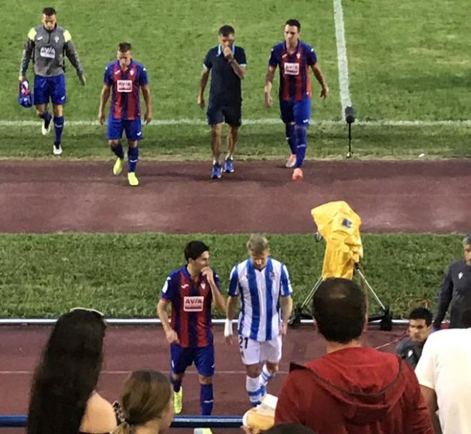 Odegaard y Álvaro Tejero se saludan tras el partido entre la Real y el Eibar (Foto: Petter Veland).
