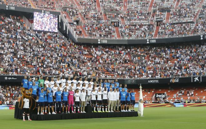 Los fichajes del Valencia CF se presentaron en Mestalla ante su afición. (Foto: David González)
