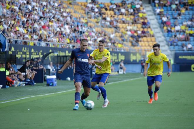 Salvi presiona a un jugador del Málaga (Foto: Cristo García).