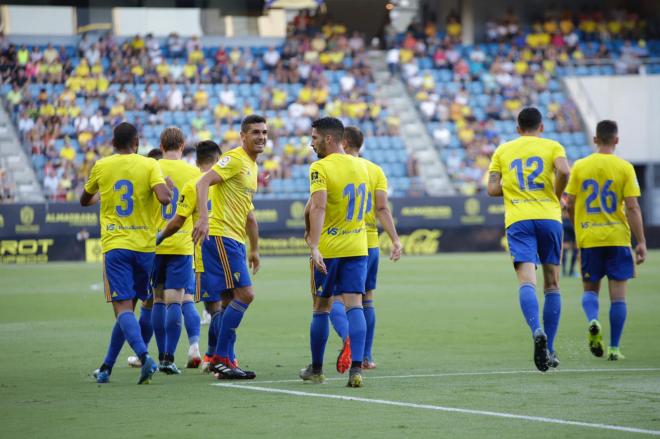 Los jugadores del Cádiz celebran el gol de Caye al Málaga (Foto: Cristo García).