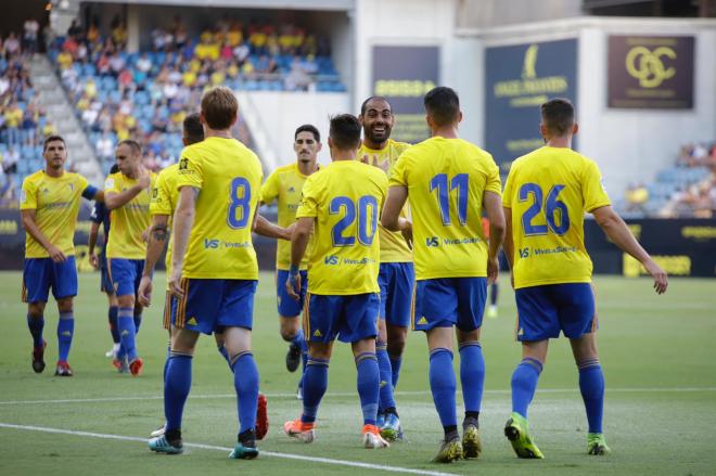 Los jugadores del Cádiz, tras el gol de Caye (Foto: Cristo García).
