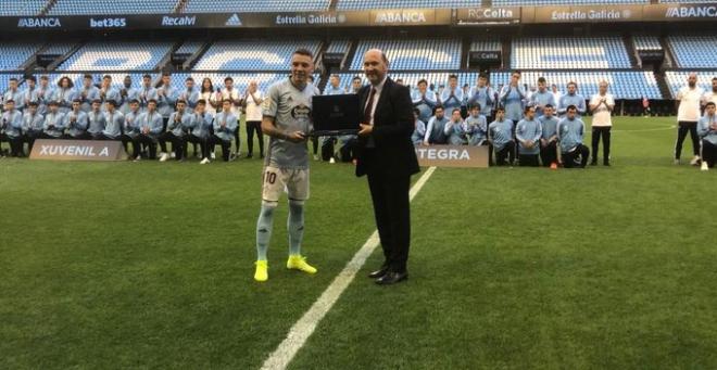 Aspas, junto a Rafael Louzán, presidente de la Federación Galega de Fútbol (Foto: @futgal).