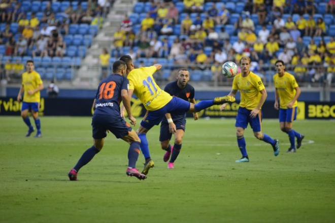 Caye Quintana trata de controlar un balón en el Carranza. (@Cadiz_CF)